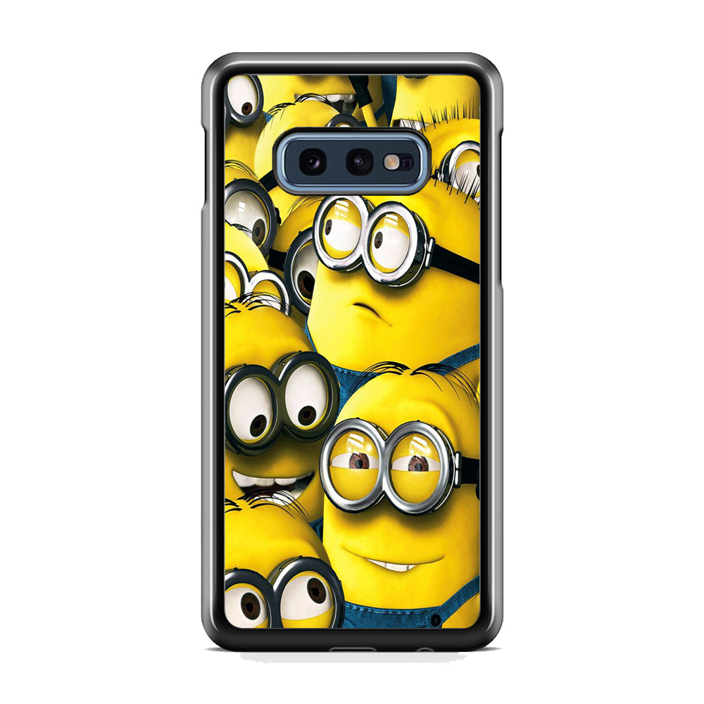 Minions Gather Around Samsung Galaxy S10E Case
