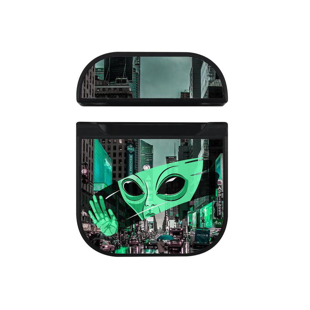Alien Observing The City Apple Airpods Case Black
