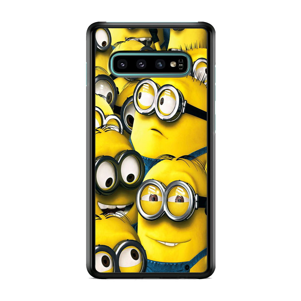 Minions Gather Around Samsung Galaxy S10 Case
