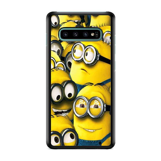 Minions Gather Around Samsung Galaxy S10 Case